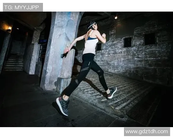 足球明星时尚风潮引领V领T恤潮流新趋势与搭配技巧分享